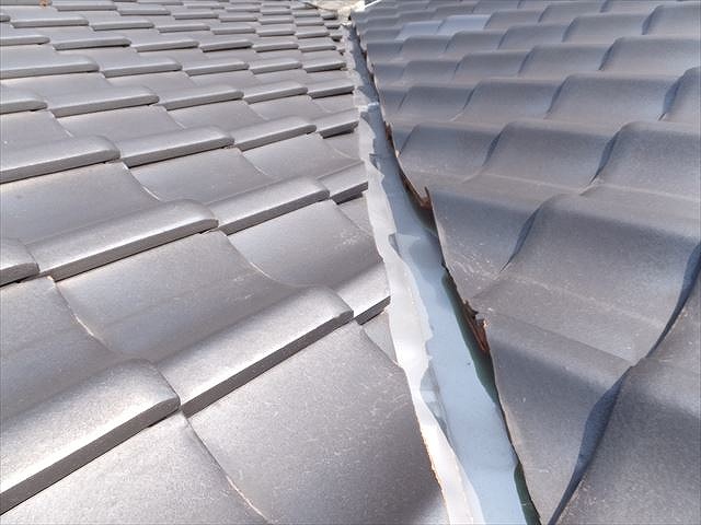 谷板金の周りの瓦